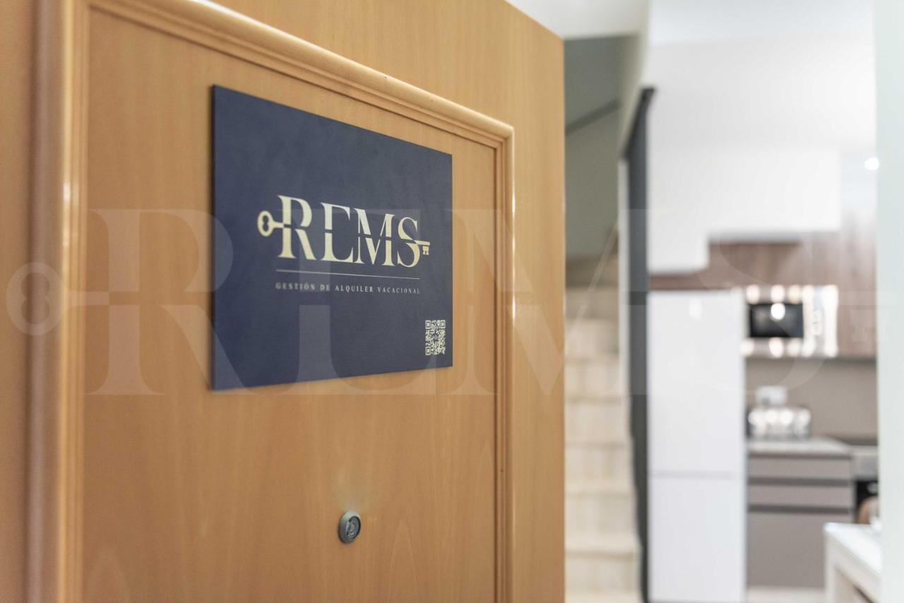 מאלגה Lovely Duplex With Private Parking Near City Center By Rems מראה חיצוני תמונה
